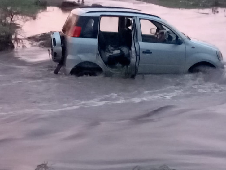 લોધિકાની ફોફળ નદીમાં ઘોડાપૂર, એક કાર તણાઈ.