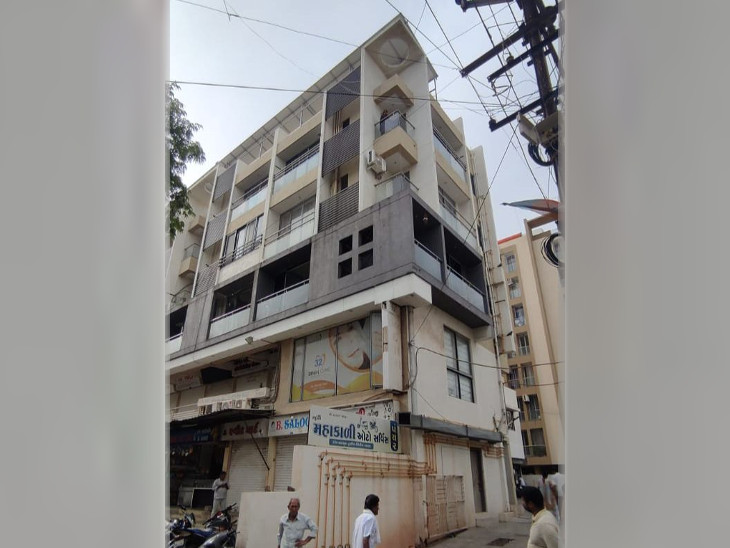 હસમુખભાઈએ પોતાના ઘરે જ ગળેફાંસો ખાઇ આપઘાત કર્યો.