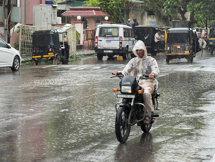 રાજકોટ શહેરમાં ધીમીધારે વરસાદ.