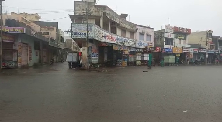 શહેરના નીચાણવાળા વિસ્તારોમાં પાણી ભરાયા.