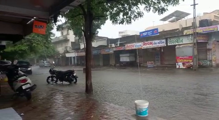 ઉપલેટામાં રસ્તા પર નદીની જેમ પાણી વહ્યું.