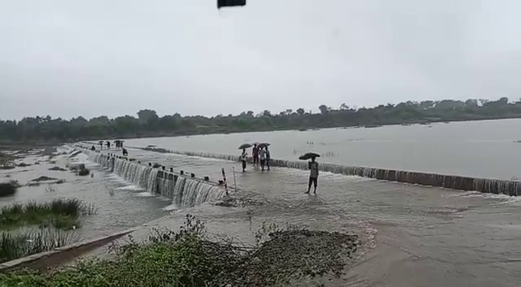 ગઢાળા ગામના કોઝ-વે પર પૂરના પાણી ફરી વળ્યા.