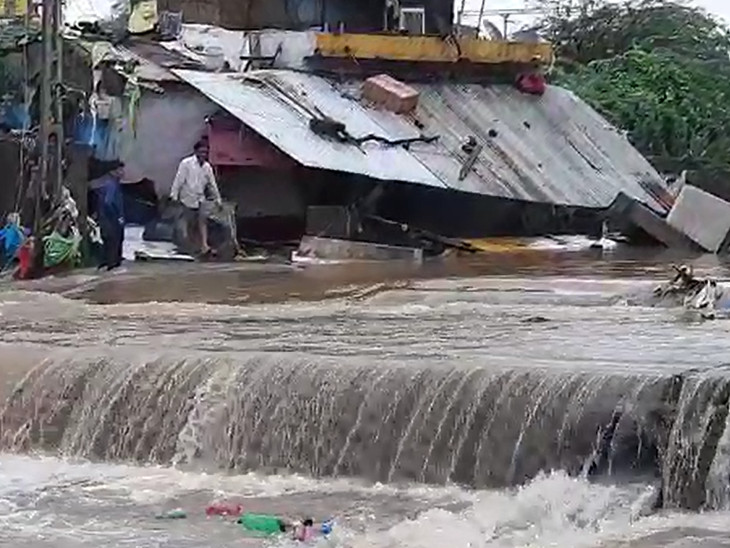 લોકોની ઘરવખરી પાણીમાં તણાઈ ગઈ છે.