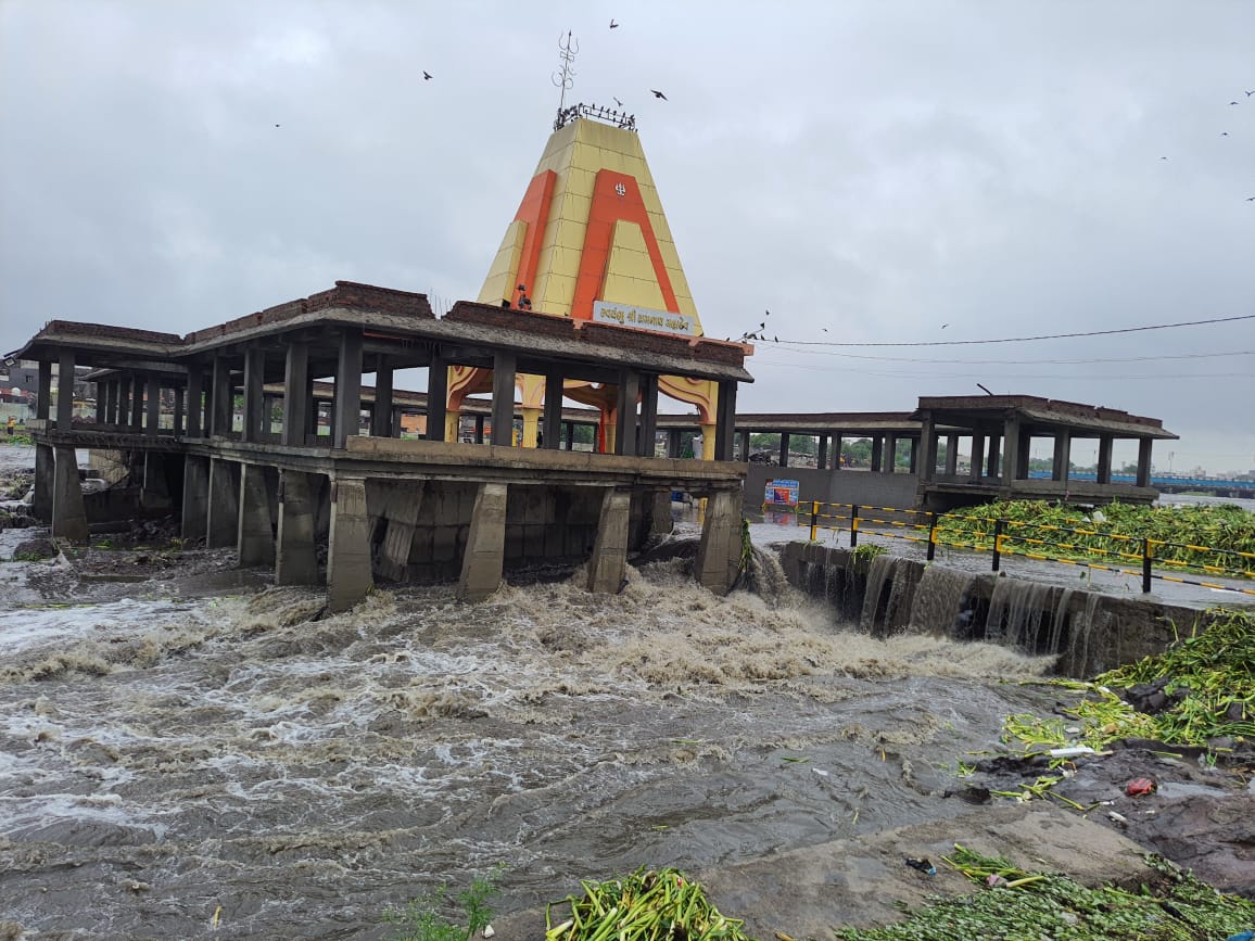 આજી નદી બે કાંઠે વહેવા લાગી.
