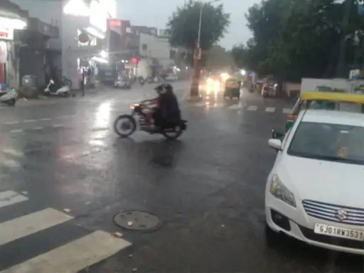 શુક્રવારે સાંજે અમદાવાદના અનેક વિસ્તારોમાં વરસાદ પડ્યો હતો