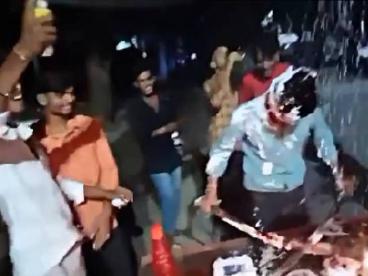 હાથમાં તલવાર અને છરો લઈને જાહેરમાં કેક કાપી.