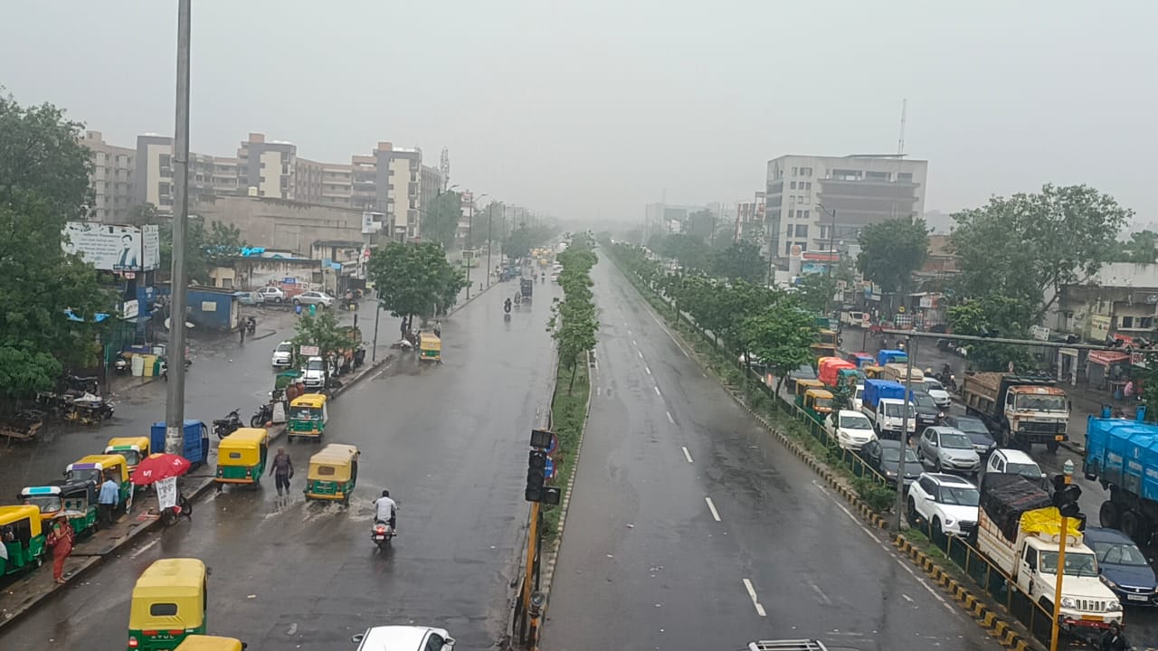 અમદાવાદમાં ધોધમાર વરસાદ શરૂ થયો.