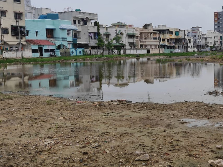 ખોડિયાનગરના પ્લોટ્સમાં પણ પાણી ઓસરતા જ નથી.