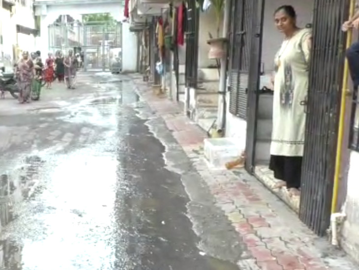 A sewer line choked up in Surat, Pune and Morabhagal, an empire of