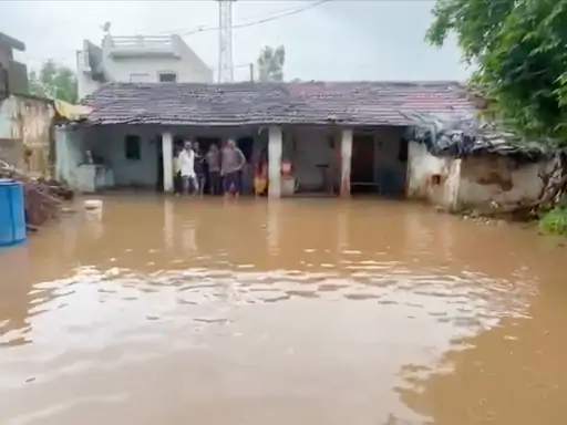 અમદાવાદમાં સાંજે ધોધમાર વરસ્યો, અડધો કલાકમાં તો હાટકેશ્વર બેટમાં ફેરવાયો;  આખા રાજ્યમાં આગાહી મુજબ સાર્વત્રિક વરસાદ | Heavy rains in Ahmedabad in the  ...