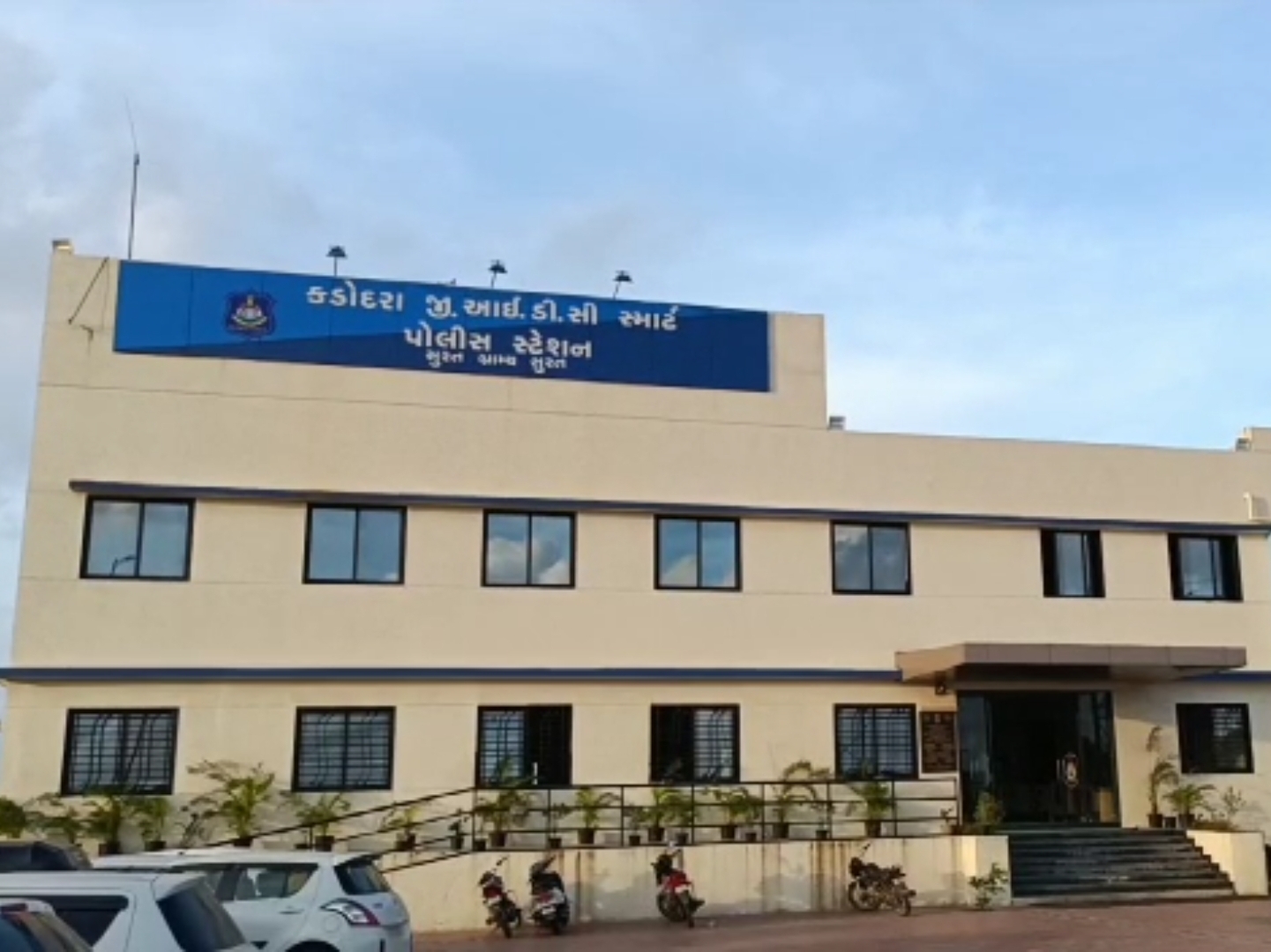 The report was prepared by IPS Bishakha Jain of Kadodara GIDC police station, the district police chief ordered | એકસાથે 11 GRD પોલીસ સસ્પેન્ડ: કડોદરા GIDC પોલીસ મથકના IPS બિશાખા જૈને તૈયાર