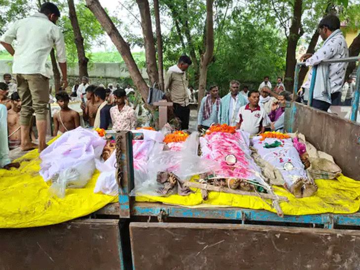 કમકમાટી ભરી આ તસવીર રોજિદા ગામની છે જ્યાં 5-5 મૃતદેહોને ટ્રેક્ટરમાં મૂકીને સ્મશાન લઈ જઈ રહ્યા છે