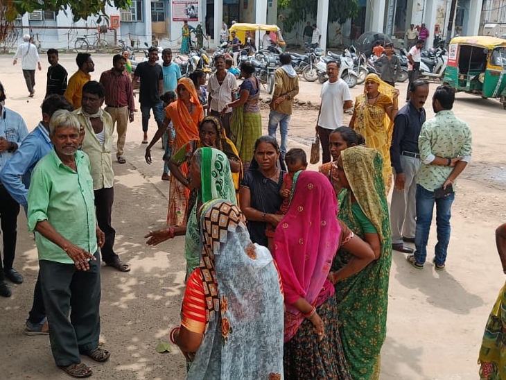 લોકોના ટોળા એકઠાં થયા.