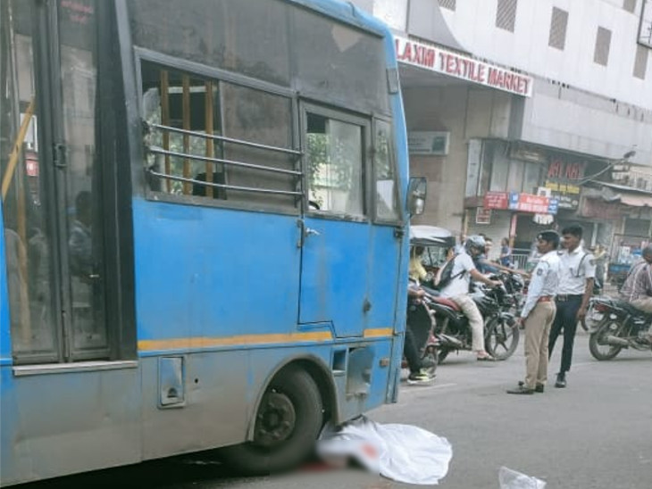 ઘટનાની જાણ બસ પોલીસ દોડી આવી હતી.