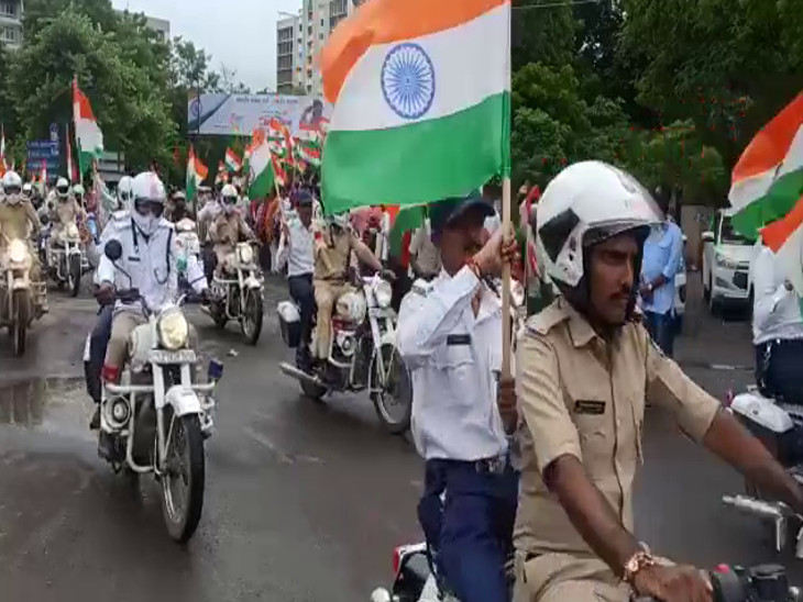 હાથમાં તિરંગા સાથે રાષ્ટ્રભાવના વ્યક્ત