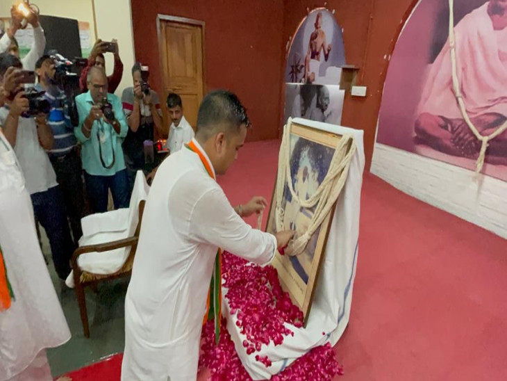 ગૃહમંત્રીએ પુષ્પાંજલિ અર્પી