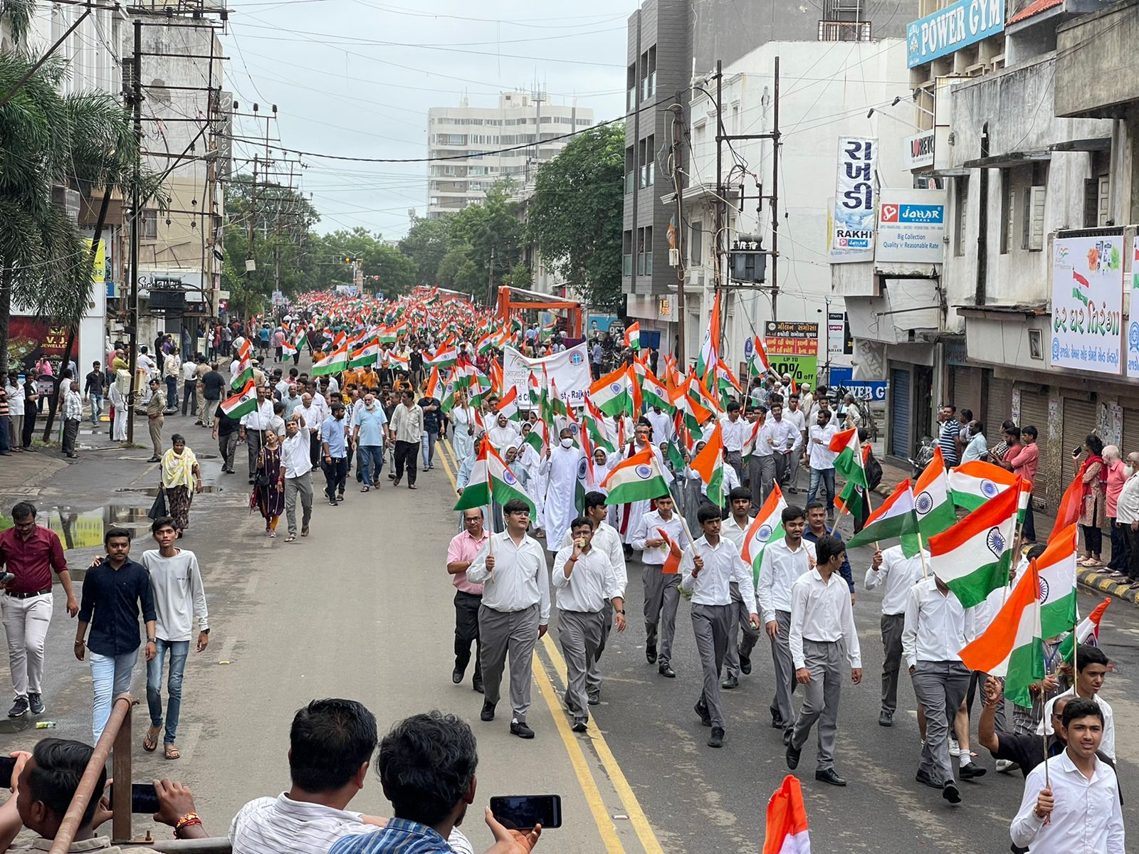 શાળા-કોલેજના વિદ્યાર્થીઓ જોડાયા.