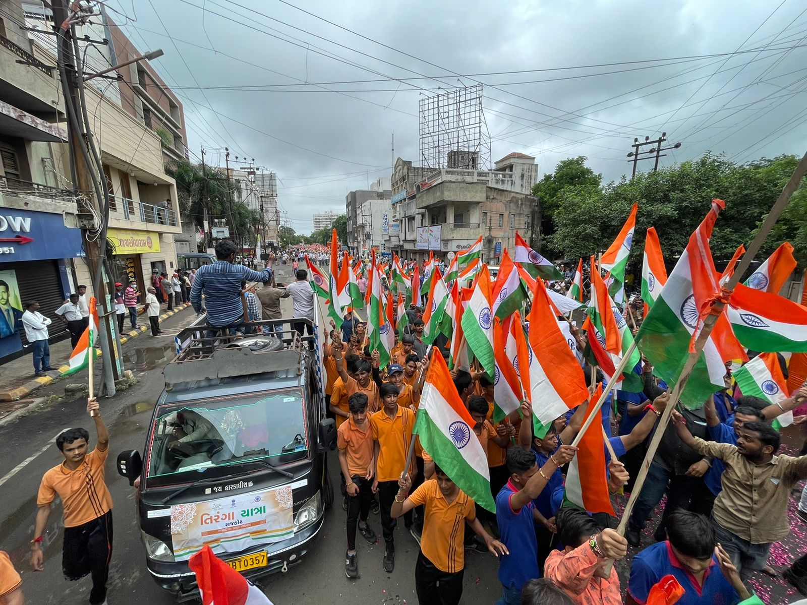જનસમૂહ ઉમટ્યો