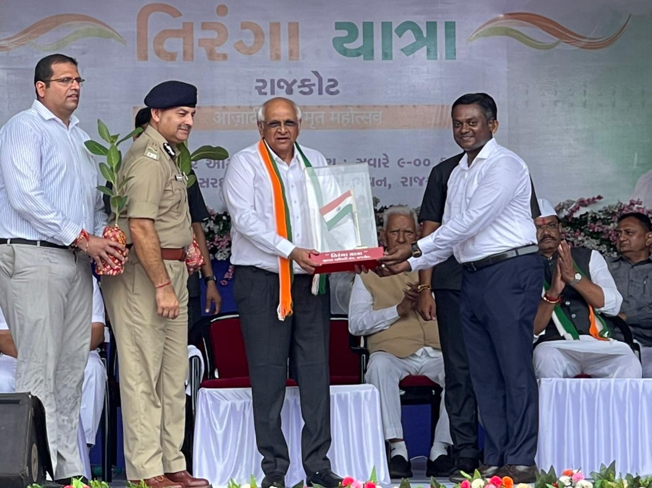 કલેકટરે CMનું સ્વાગત કર્યું.