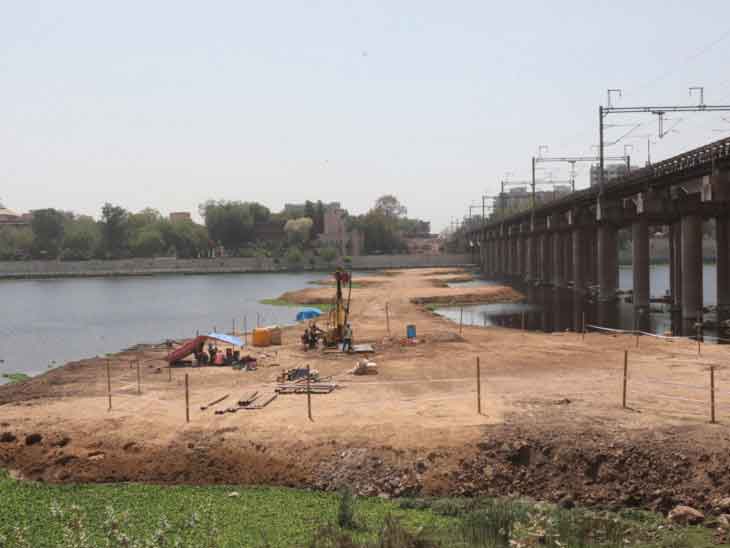પાણી આવ્યા પહેલાં થયેલી કામગીરીની તસવીર.