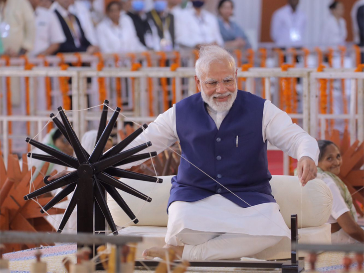 PM inaugurated Atal Bridge: PM મોદીએ ખાદી ઉત્સવમાં પર ચરખો કાંત્યો, નવા અટલ ફૂટબ્રિજ પર લટાર મારી- વાંચો સંપૂર્ણ વિગત 2 ચરખા પર PM મોદીએ સૂતર કાંત્યું હતું