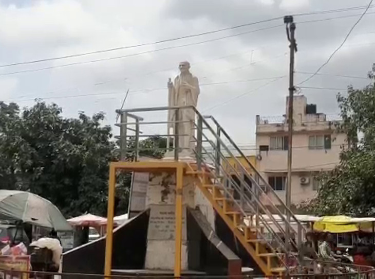 ધોરાજીમાં ત્રણ દરવાજા ચોકમાં ગાંધીજીની પ્રતિમાંથી ચશ્મા ગુમ થયા છે.