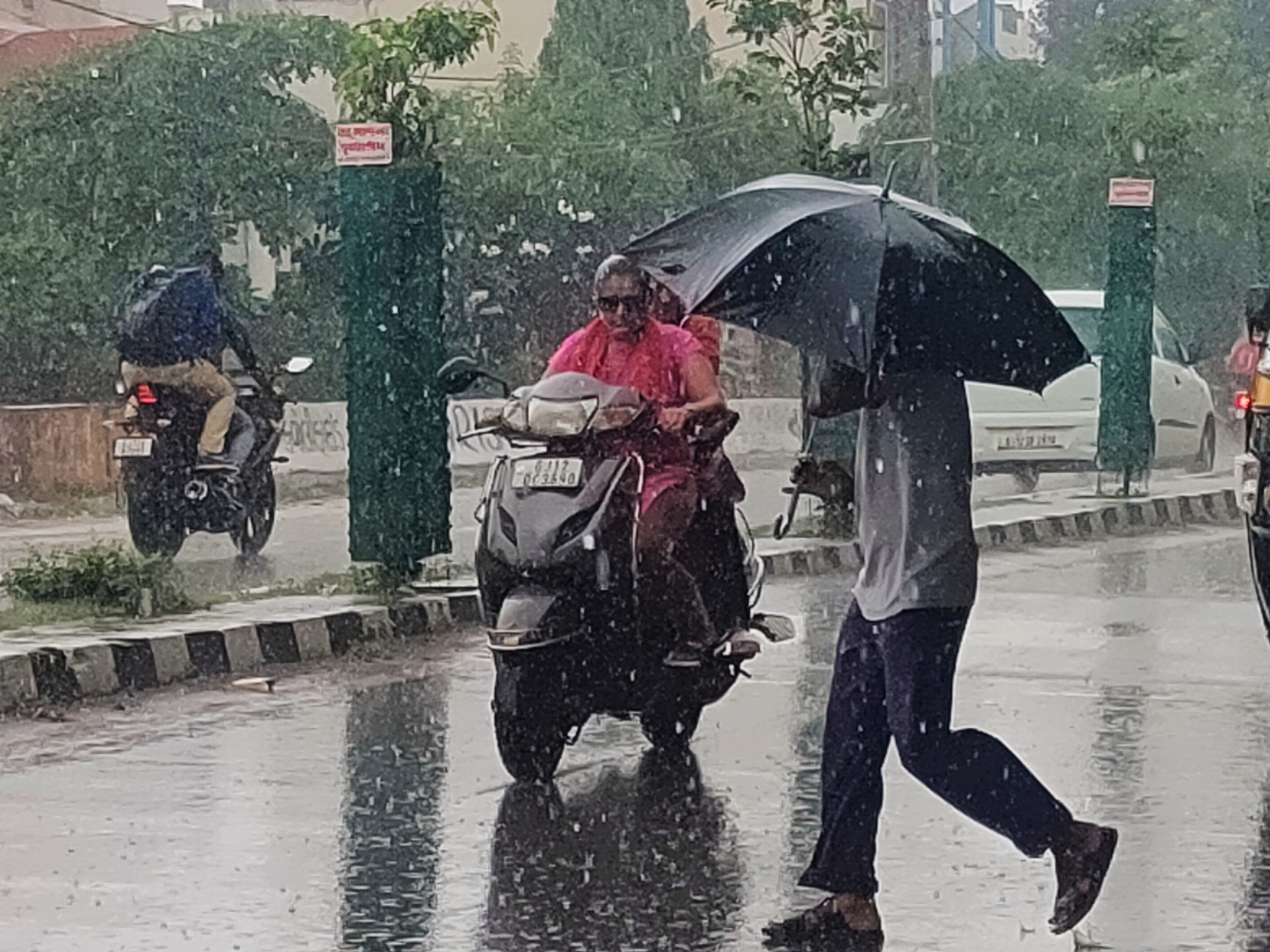 Rain showers in Bhuj and Nakhtrana talukas, water flowed on the roads