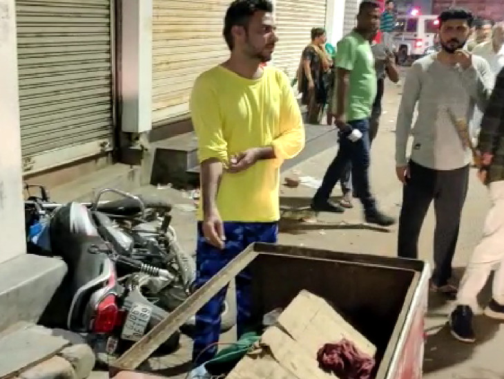 તોફાની તત્ત્વ દ્વારા કરવામાં આવેલી તોડફોડ.