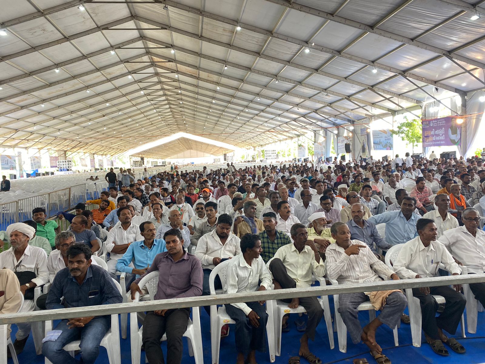 મોટી સંખ્યામાં કાર્યકરો ઊમટી પડ્યા.