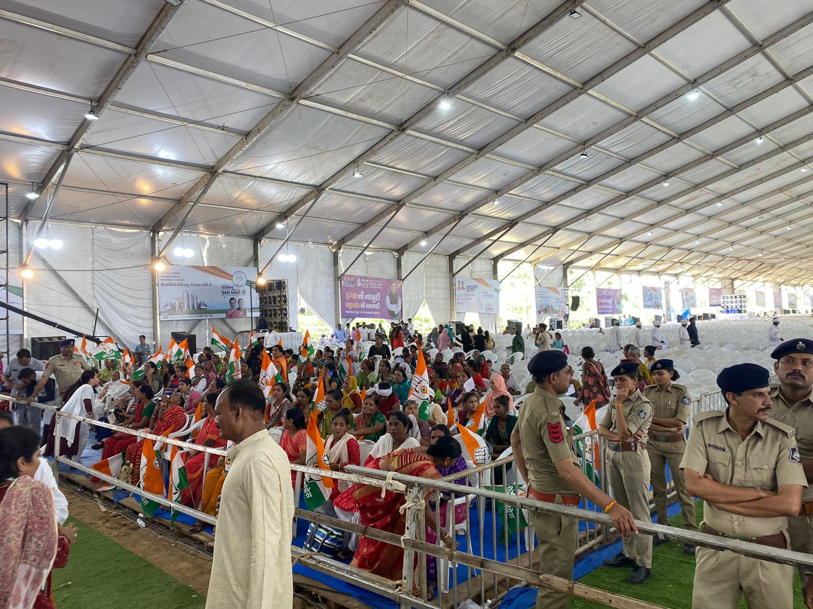 કોંગ્રેસના ઝંડા સાથે બૂથના કાર્યકરો પહોંચ્યા.