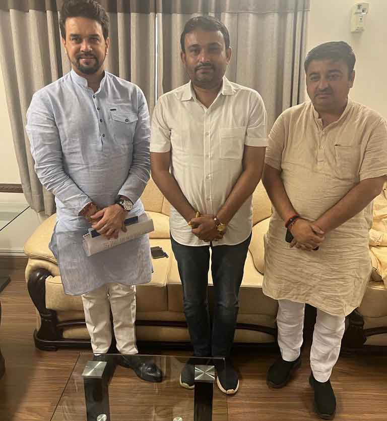 ડાબેથી કેન્દ્રીય મંત્રી અનુરાગ ઠાકુર, વિશ્વનાથસિંહ વાઘેલા અને પ્રદીપસિંહ વાઘેલા.