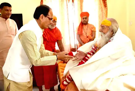 Madhya Pradesh Chief Minister Shivraj Singh Chouhan visited Shankaracharya Swami Swarupananda Saraswatiji in Bhopal on 14 March 2016.