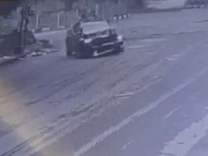 અકસ્માતમાં કારના બોનેટના ફુરચા ઉડી ગયા.