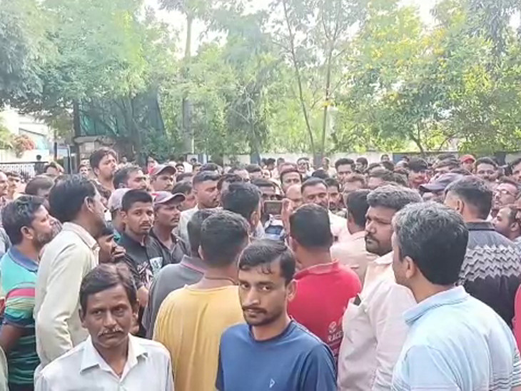 Amul Employees amul indstires employees protest again not got two month salary at ...