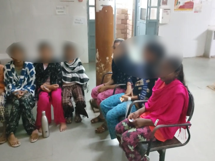 તમામ વિદ્યાર્થિનીઓ ડિપ્રેશનમાં આવી ગઈ.