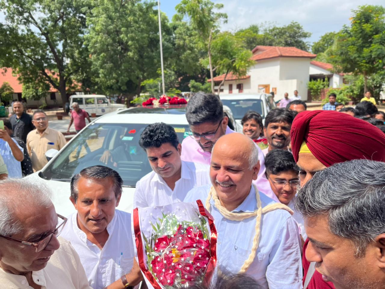 Day of Delhi. CM Manish Sisodia arrives in Ahmedabad, will start the ...