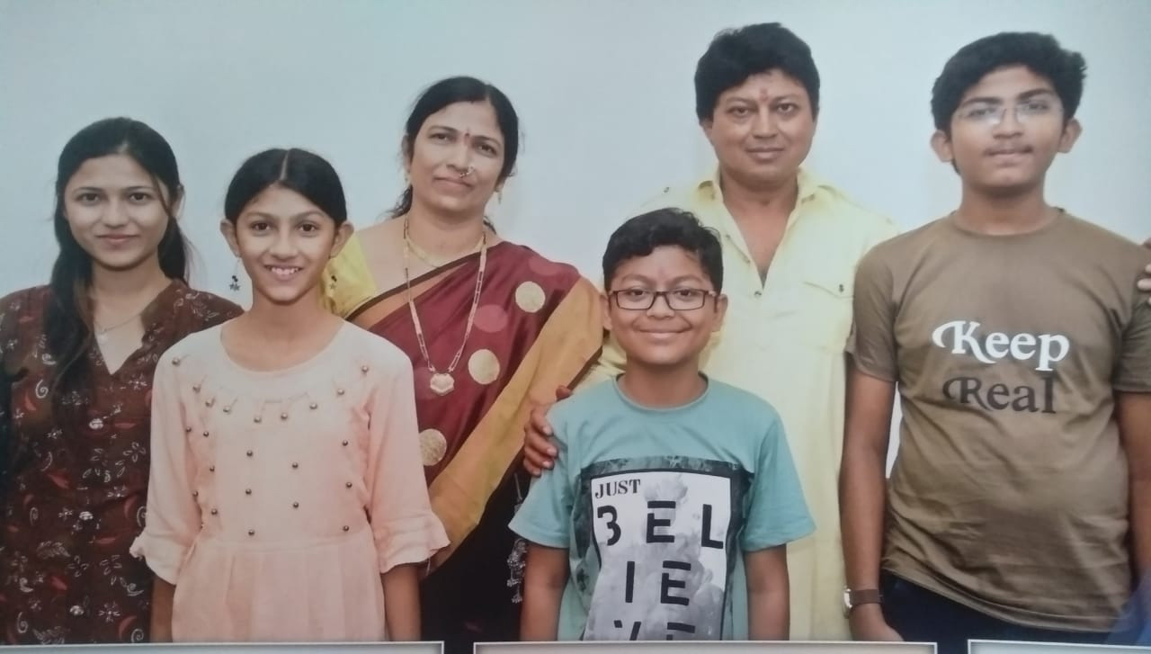 બે બહેન અને એક ભાઈ તથા માતા પિતા સાથે ઉર્વીશ (ડાબેથી ચોથો)