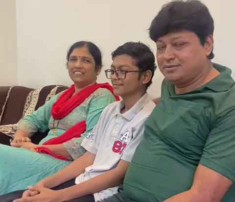 માતા સુનંદાબેન અને પિતા ઉમંગભાઈ સાથે ઉર્વીશ.