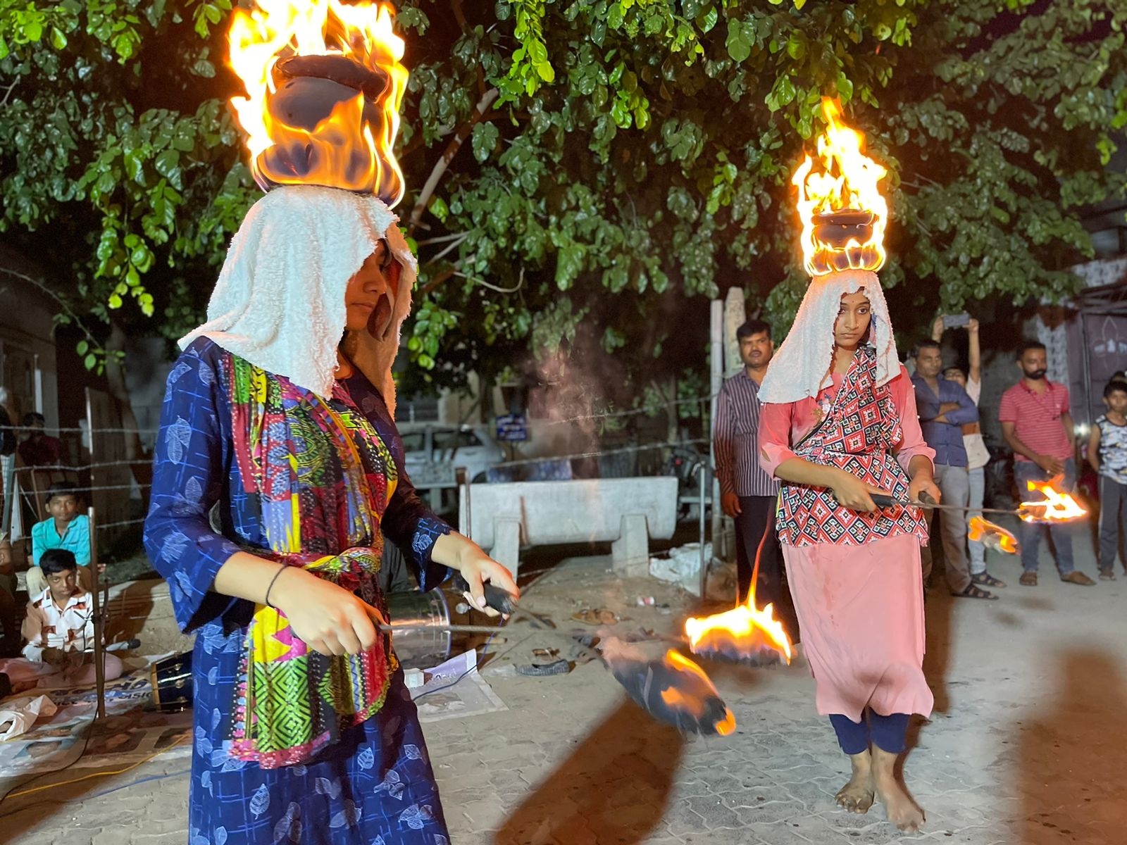 સળગતી ઈંઢોળીનો રાસ આકર્ષણનું કેન્દ્ર બન્યો