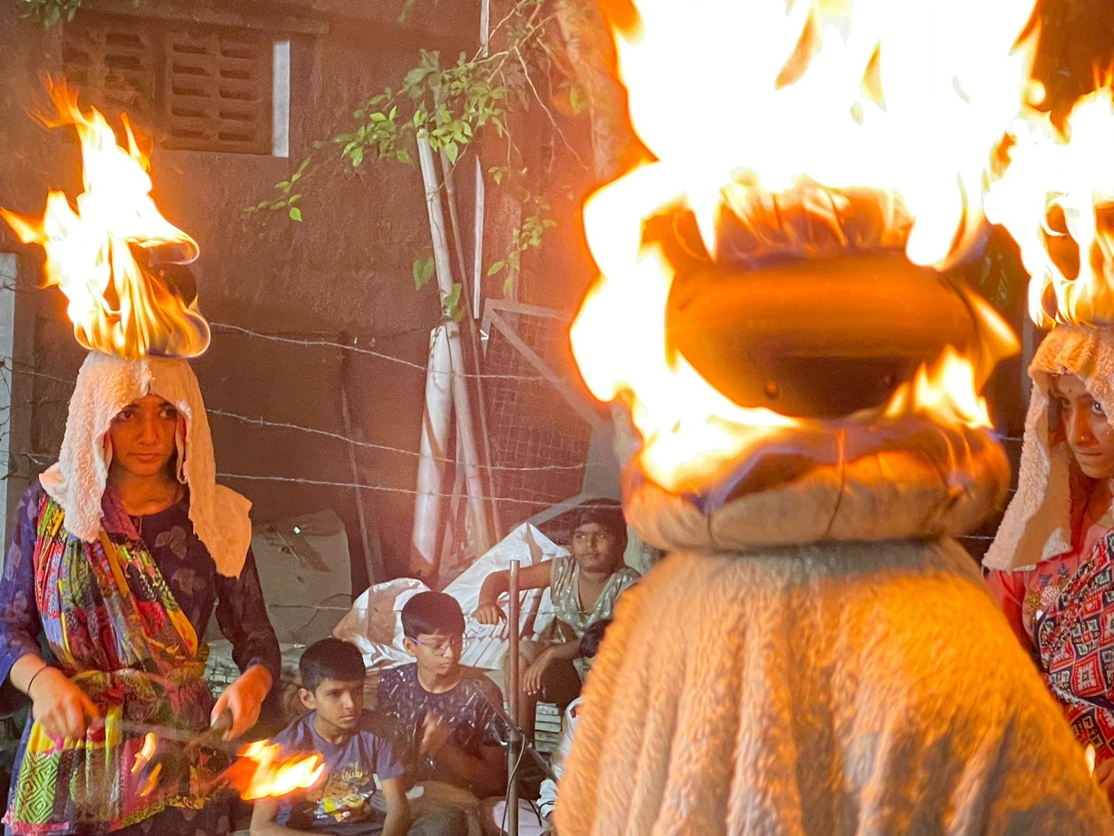 બાળાઓમાં પ્રચંડ શકિત સમાઇ હોય તેવા દ્રશ્યો