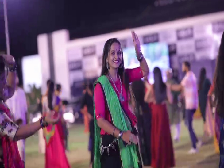 ખેલૈયા ફ્રી સ્ટાઇલ ગરબા રમ્યા.