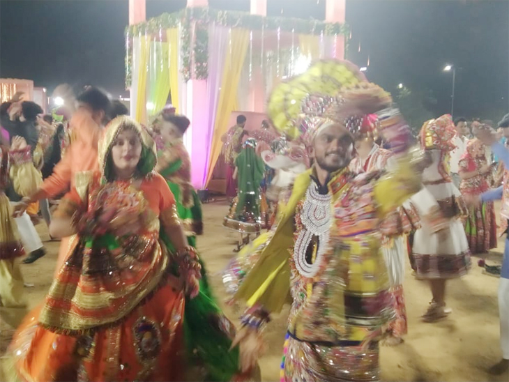 ગરબા રમતા ખેલૈયાઓ