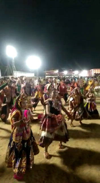 ગરબા ઘૂમતા ખેલૈયાઓ