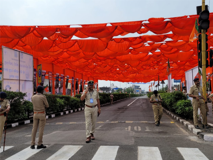 રોડ શોના રૂટને ભગવા રંગથી શણગારાયો.