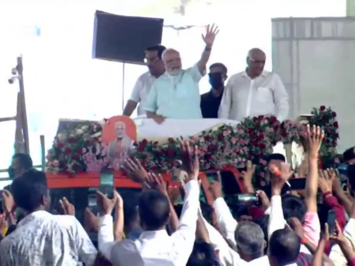 ખુલ્લી કારમાં સભા સ્થળે પ્રવેશ.