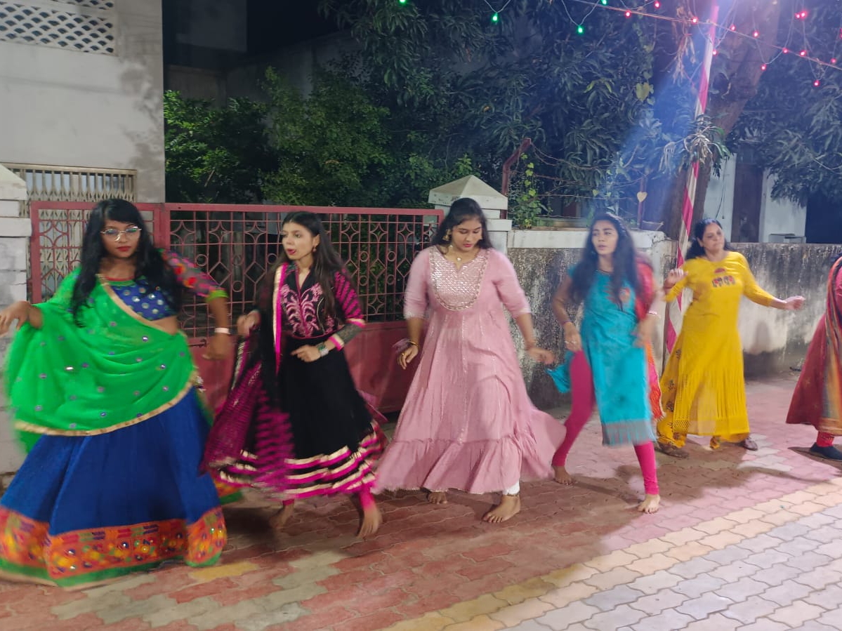 Malak Ras Garba Ramzat of Ras Garba at Durga Mataji Temple in Rajendra Nagar Society ...