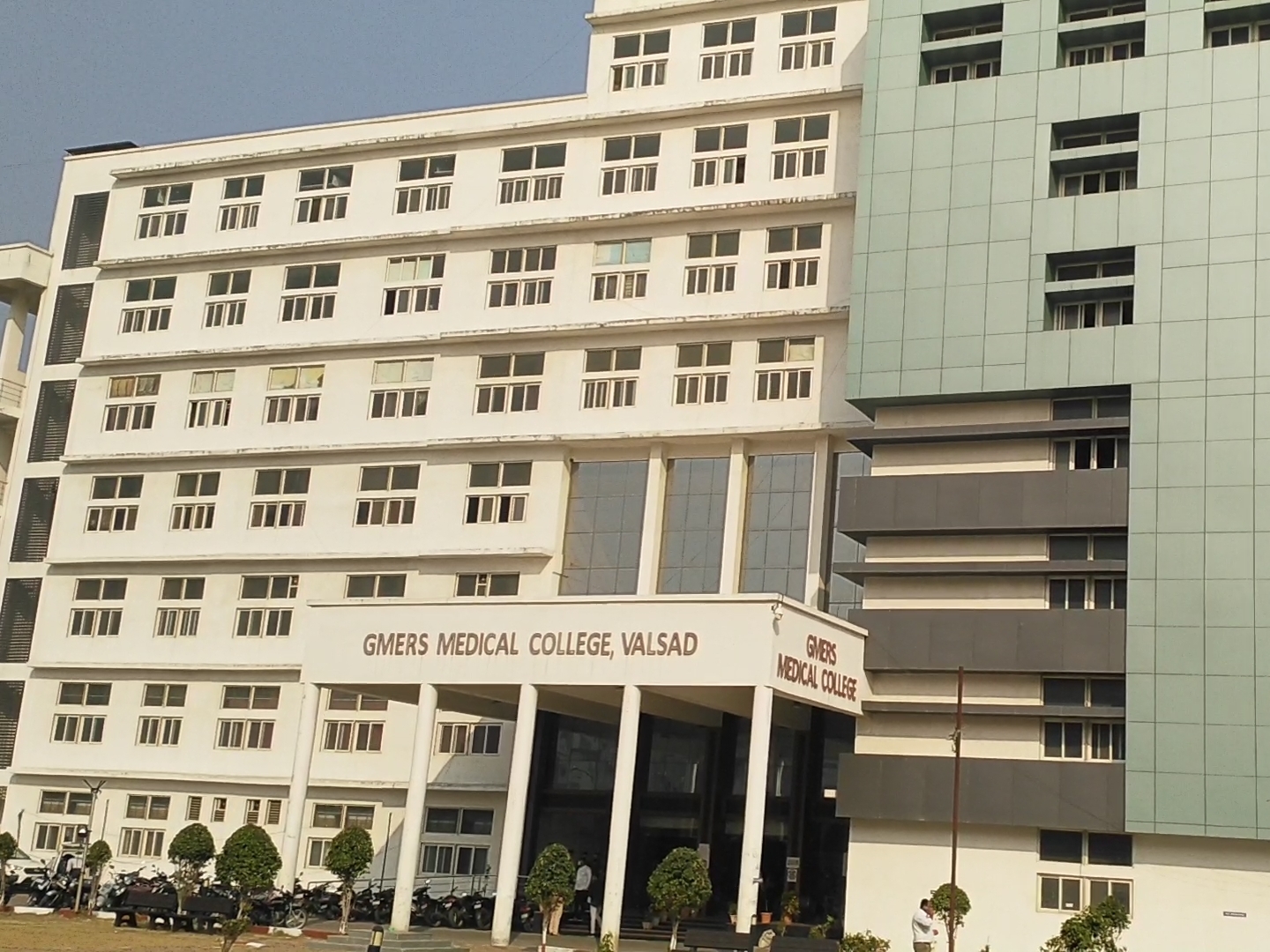 A female intern doctor and a youth were caught drinking alcohol in the