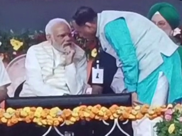 રૂપાણી સાથે મોદીએ 20 સેકન્ડ જેટલી વાત કરી હતી.
