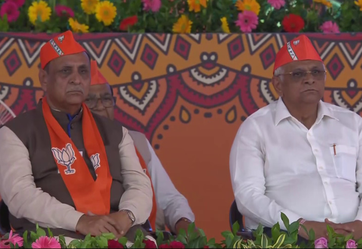 જામકંડોરણામાં રૂપાણી અને મુખ્યમંત્રી ભૂપેન્દ્ર પટેલ બાજુ બાજુમાં બેઠા જોવા મળ્યા હતા.