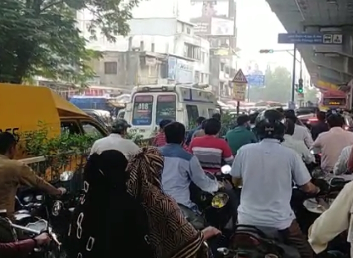 Heavy traffic jam in Baroda Prestige of Varachha, 108 ambulances stuck